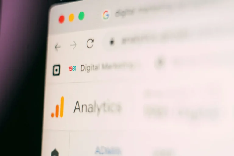 Ecran d'ordinateur avec l'icône de Google Analytics, symbolisant l'analyse de données web pour optimiser les stratégies de marketing digital